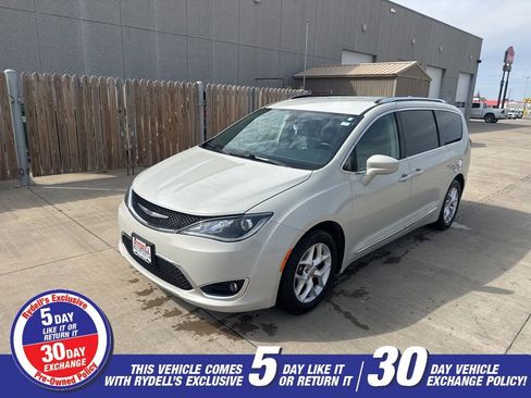 Used 2017 Chrysler Pacifica Touring-L Plus w/ Tire & Wheel Group image 2