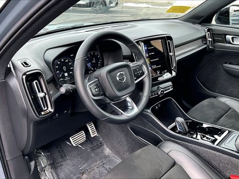 Certified 2022 Volvo XC40 T5 R-Design w/ Advanced Package image 17