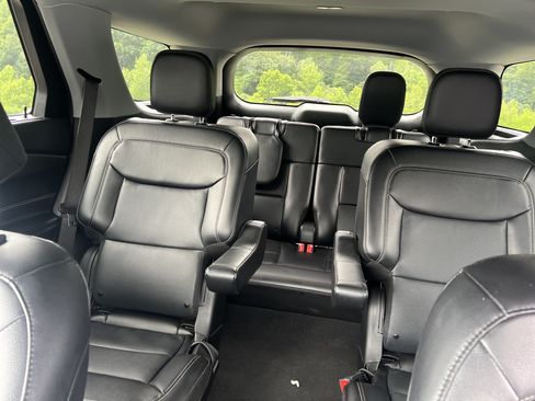 Used 2024 Ford Explorer Limited w/ Equipment Group 301A RWD image 10