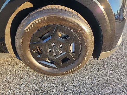 Used 2025 Kia Carnival image 5