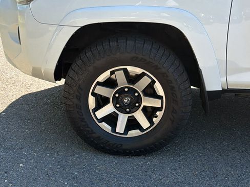 Used 2019 Toyota 4Runner SR5 AWD/4WD image 9