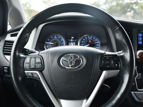 Used 2017 Toyota Sienna Limited Premium image 10
