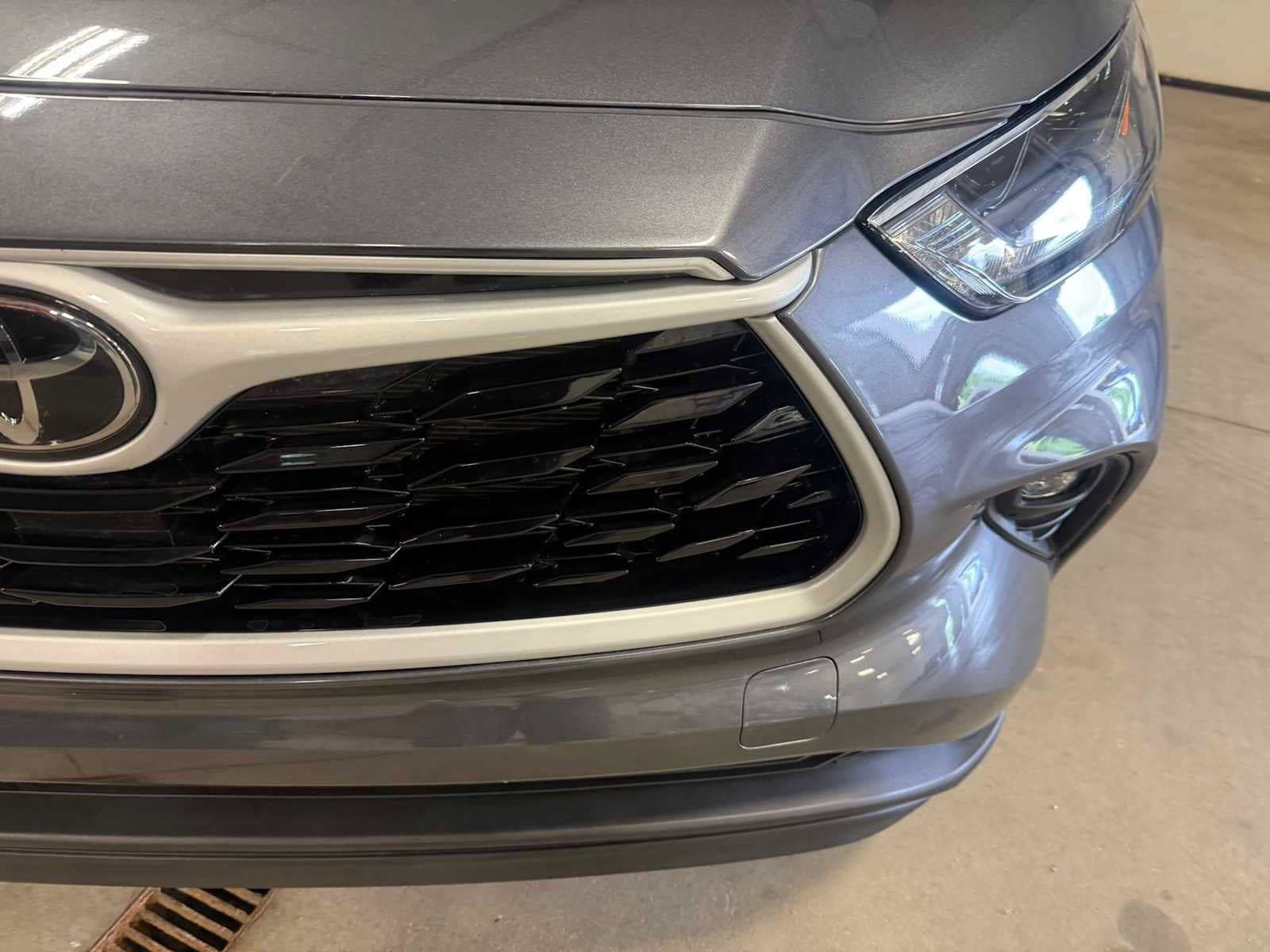Used 2024 Toyota Highlander XLE AWD/4WD image 5