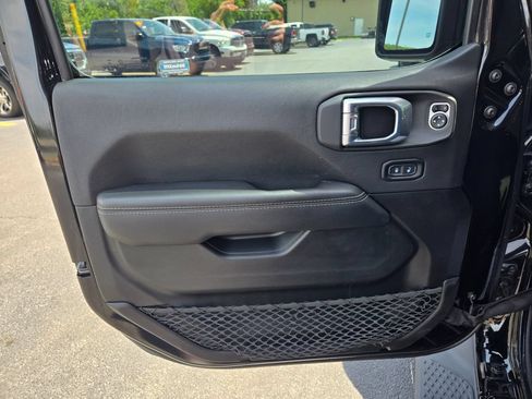 Used 2021 Jeep Gladiator Overland AWD/4WD image 13