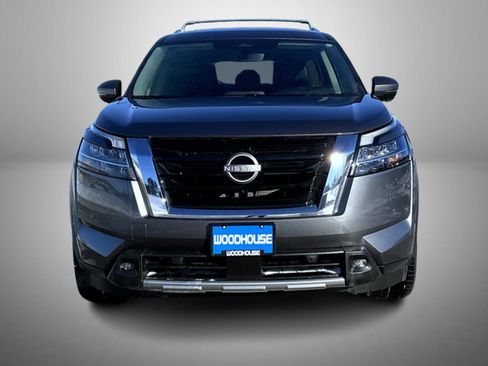 Used 2024 Nissan Pathfinder SL image 2