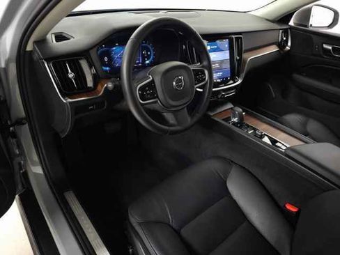 Used 2025 Volvo V60 B5 Cross Country Plus image 16