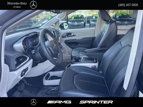 Used 2024 Chrysler Pacifica Touring-L FWD image 9