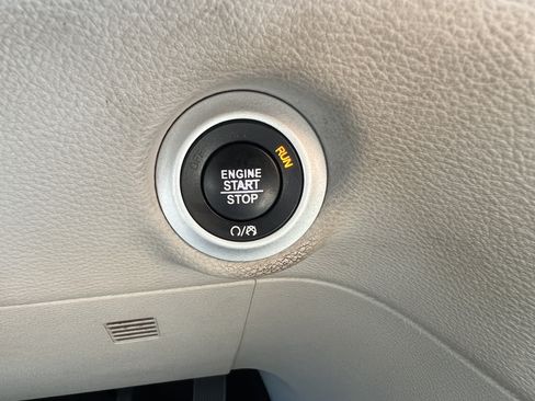 Used 2017 Chrysler Pacifica Platinum FWD image 32