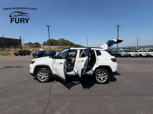 Used 2023 Jeep Compass Latitude AWD/4WD image 43