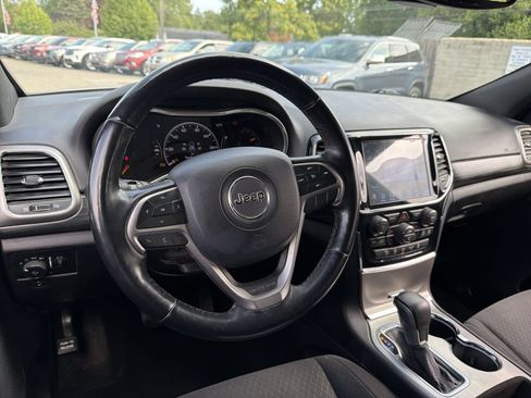 Used 2019 Jeep Grand Cherokee Laredo w/ Security & Convenience Group AWD/4WD image 18
