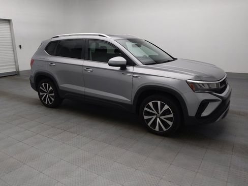 Used 2023 Volkswagen Taos SE w/ Panoramic Sunroof Package FWD image 11
