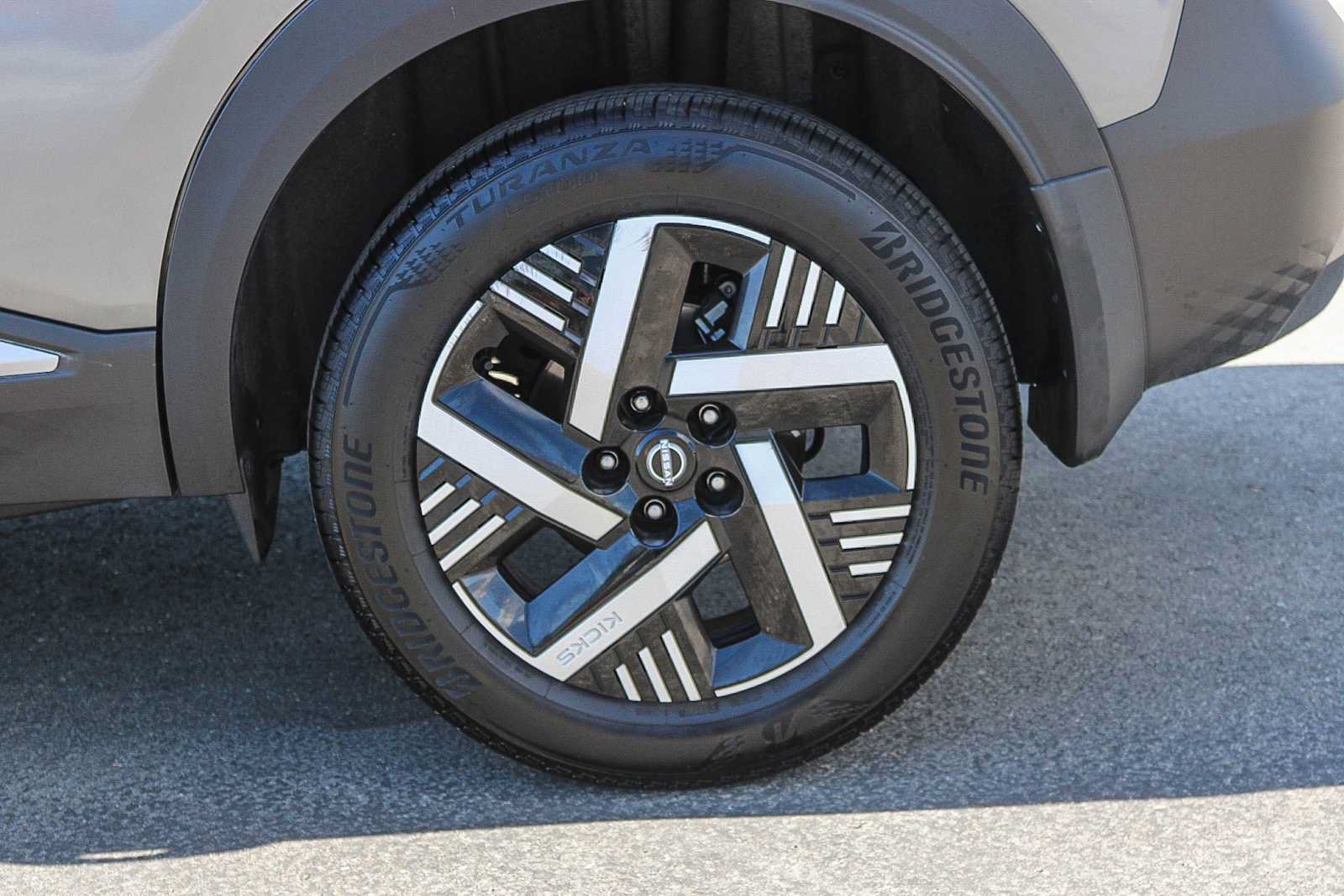 Used 2025 Nissan Kicks SV w/ Illumination Package FWD image 10