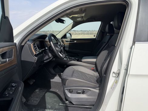 Used 2025 Volkswagen Atlas SE image 3