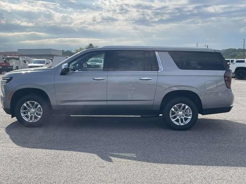 Used 2025 Chevrolet Suburban LT RWD image 7