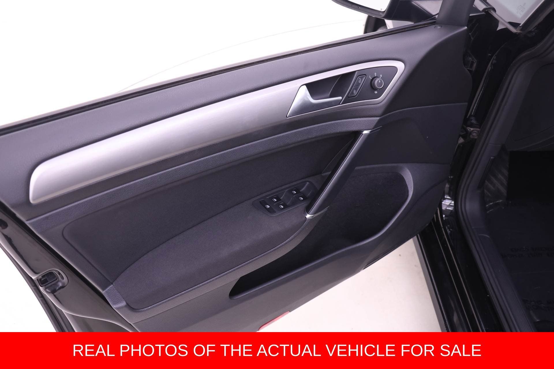 Used 2016 Volkswagen Golf S FWD image 8