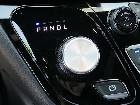 Used 2024 Chrysler Pacifica Premium FWD image 19
