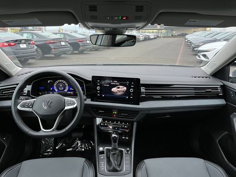 Used 2025 Volkswagen Jetta SE image 32