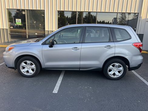 Used 2015 Subaru Forester 2.5i AWD/4WD image 2