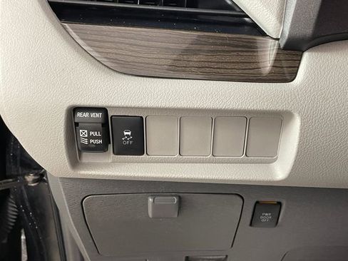Used 2018 Toyota Sienna XLE image 13