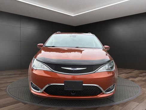 Used 2018 Chrysler Pacifica Touring-L Plus FWD image 3