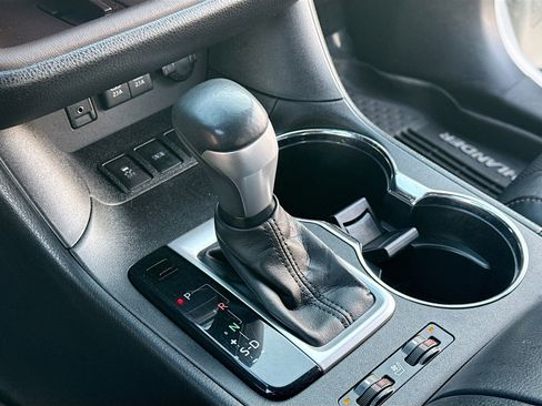 Used 2017 Toyota Highlander Limited image 11