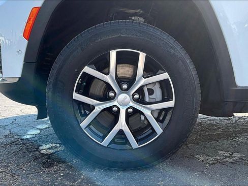 Used 2024 Jeep Grand Cherokee L Limited w/ Luxury Tech Group II image 9