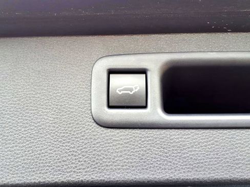Used 2023 Toyota Highlander XLE FWD image 6