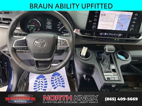 Used 2024 Toyota Sienna XLE w/ XLE Plus Package FWD image 8