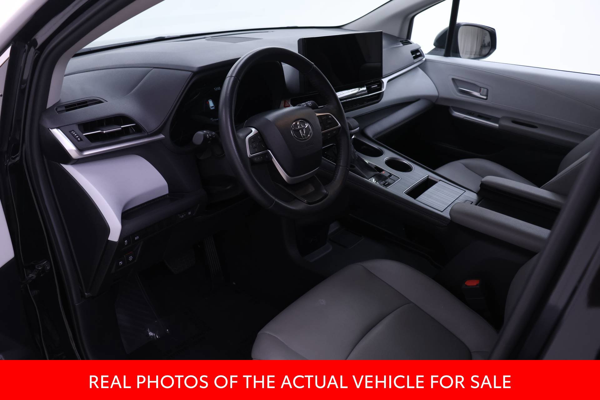 Certified 2026 Toyota Sienna XLE FWD image 3