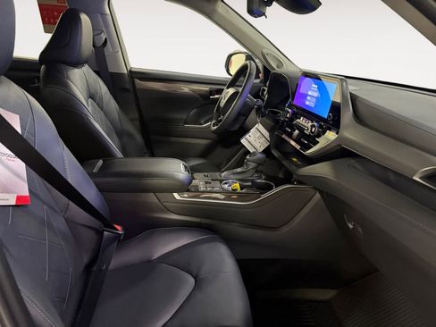 New 2026 Toyota Highlander Platinum image 15