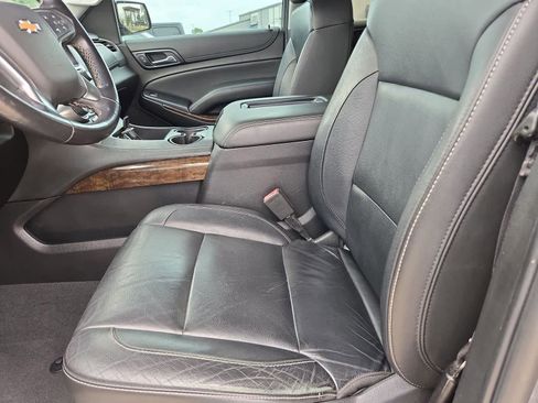 Used 2019 Chevrolet Suburban LT RWD image 14