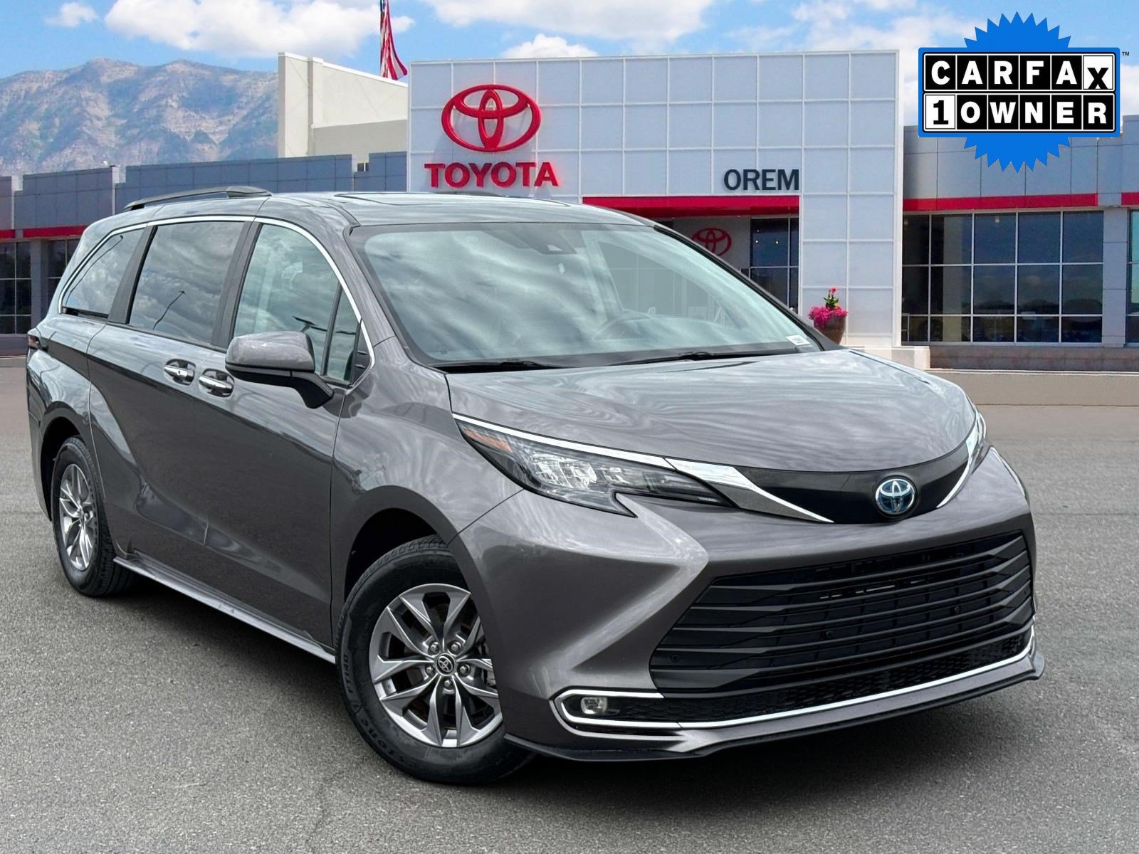 Used 2024 Toyota Sienna XLE FWD image 1