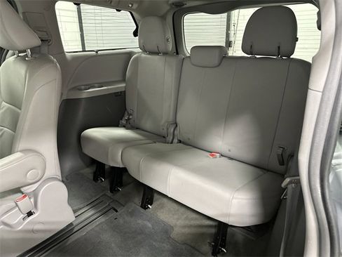 Used 2015 Toyota Sienna XLE image 22