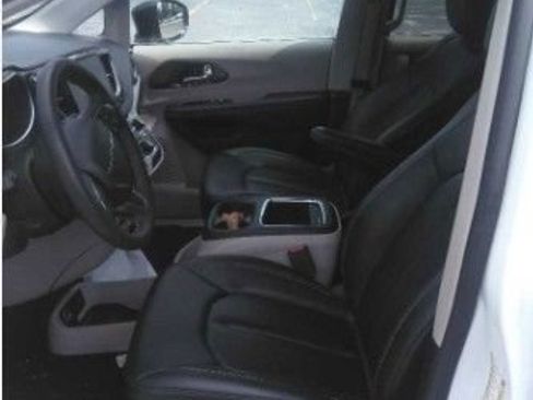 Used 2024 Chrysler Pacifica Touring-L FWD image 5