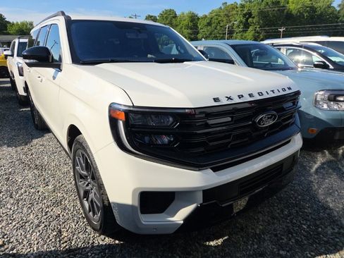 Used 2025 Ford Expedition Max Platinum w/ Stealth Performance Package AWD/4WD image 2