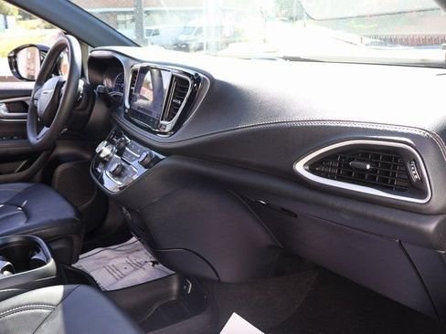 Used 2024 Chrysler Pacifica Limited FWD image 10