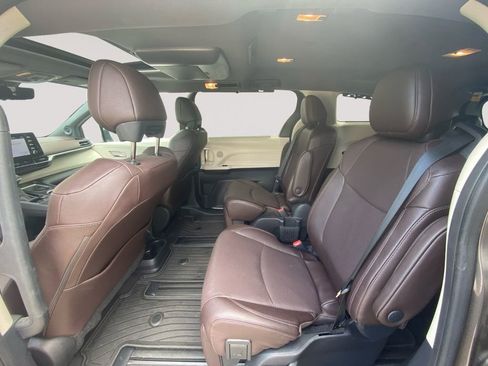 Used 2023 Toyota Sienna Platinum AWD/4WD image 8