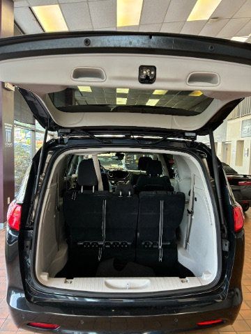 Used 2022 Chrysler Voyager LX FWD image 12