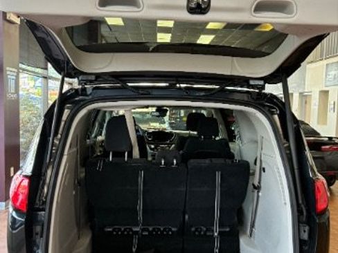 Used 2022 Chrysler Voyager LX FWD image 12