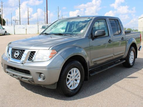 Used 2017 Nissan Frontier SV RWD image 2
