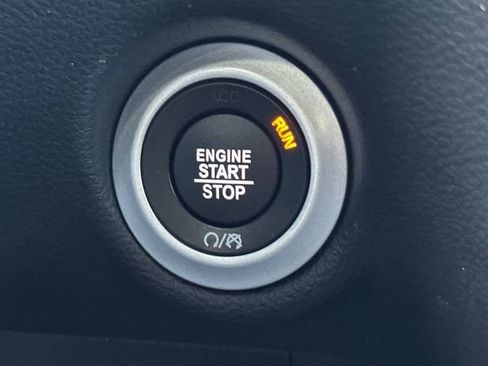 Used 2025 Chrysler Pacifica Select image 23