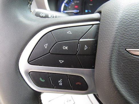 Used 2023 Chrysler Pacifica Touring-L FWD image 13