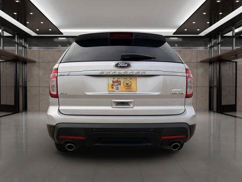 Used 2015 Ford Explorer XLT image 12