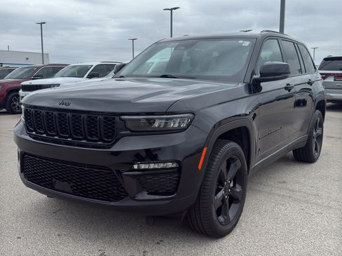 Used 2025 Jeep Grand Cherokee Limited w/ Black Appearance Package AWD/4WD image 2