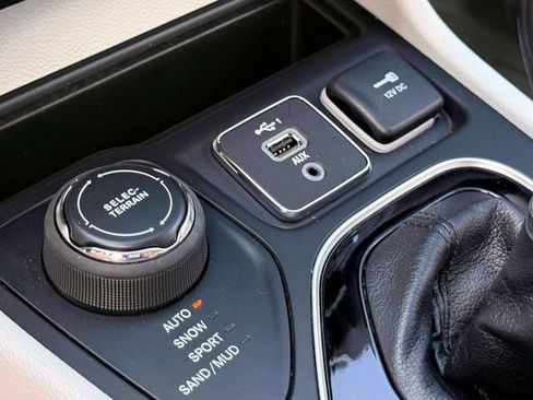 Certified 2022 Jeep Cherokee Limited AWD/4WD image 29