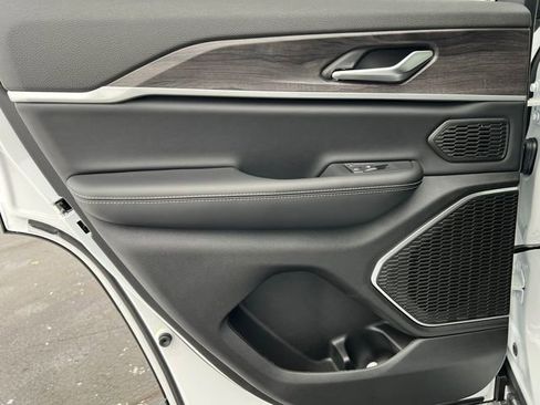 New 2025 Jeep Grand Cherokee Limited w/ Black Appearance Package image 35