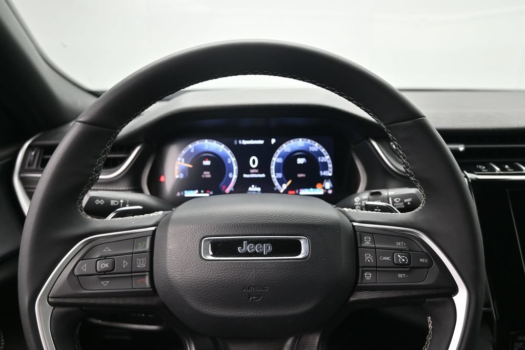 Used 2025 Jeep Grand Cherokee Altitude AWD/4WD image 12
