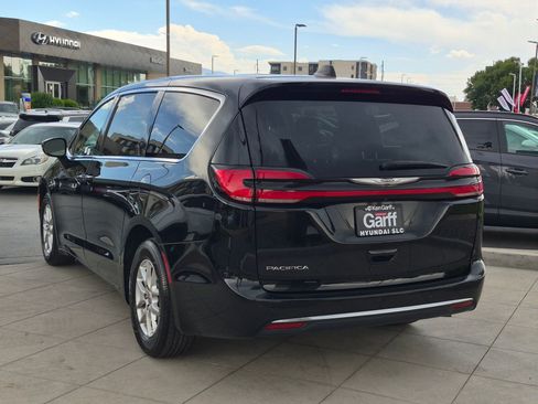 Used 2024 Chrysler Pacifica Touring-L FWD image 7
