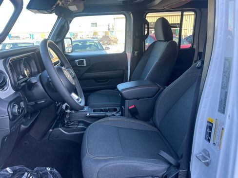 Used 2025 Jeep Wrangler Sahara image 25