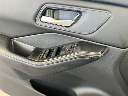 Used 2025 Nissan Rogue SV image 18